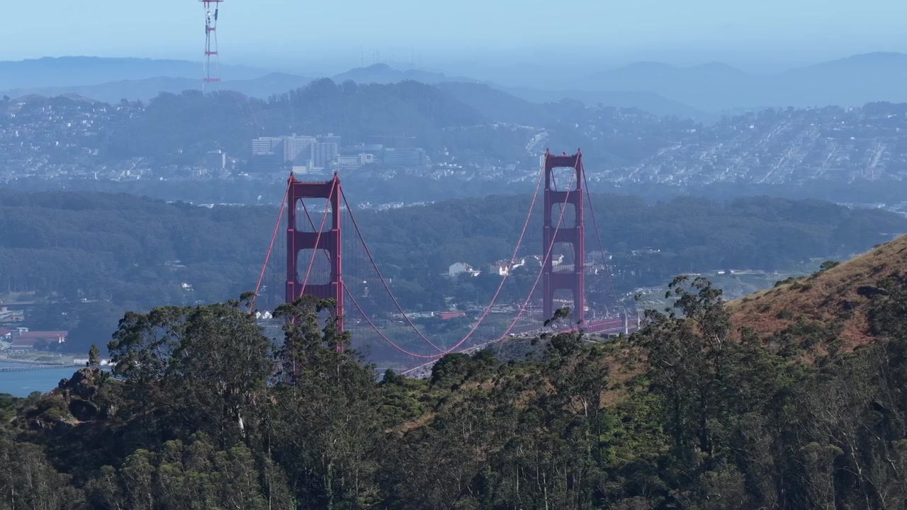 Flycam lia máy qua Marin Headlands khi Cầu Cổng Vàng cắt xuyên qua màn sương mù Vùng Vịnh.