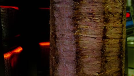 kebab tradicional turco de doner o kebab en una horquilla de metal