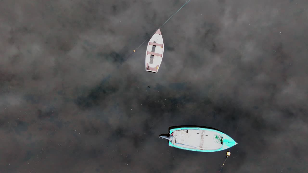 보트와 함께 조용한 물에 하늘 반사 케리 아일랜드의 반지 가을 아침 일찍