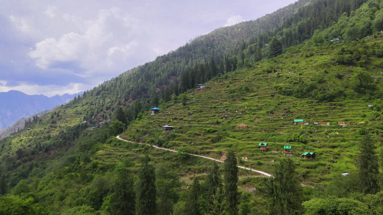 toma de drones de un pequeño pueblo en el valle de sainj en himachal pradesh cerca de manali, kasol-4