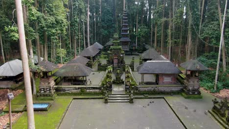 complejo del antiguo templo sangeh en bali, rodeado de jungla