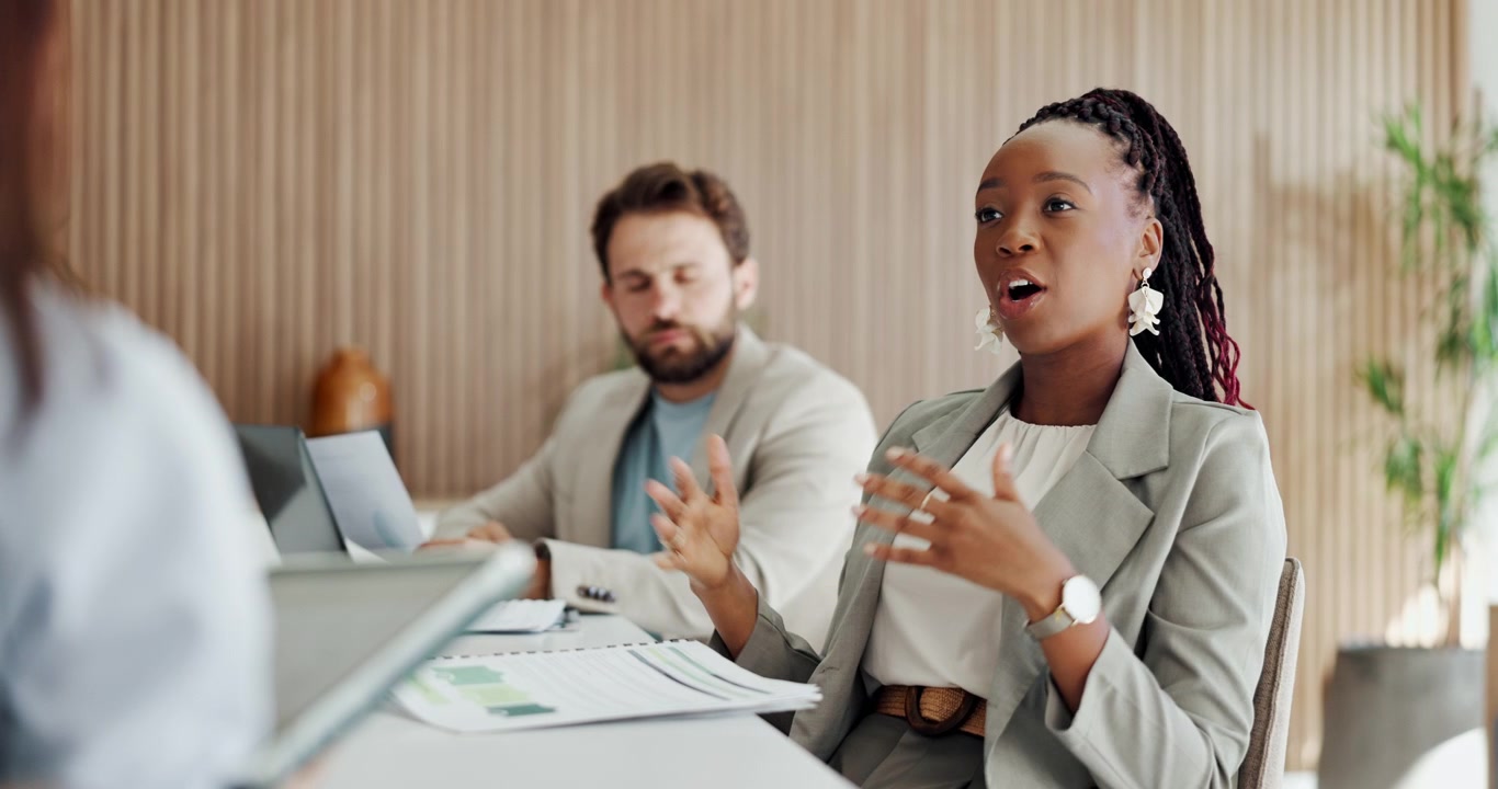 Donna d'affari professionista che guida una riunione in un ufficio moderno