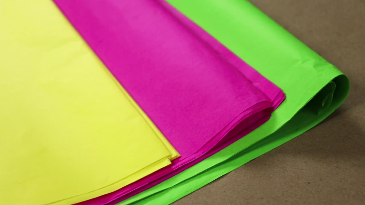 papel de seda en colores vivos: amarillo, rosa y verde