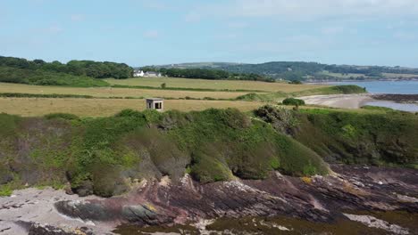 Traeth-Lligwy-Anglesey-Litoral-Costero-Erosionado-Vista-Aérea-Pasando-Observación-De-Aves-Acantilado-Ocultar