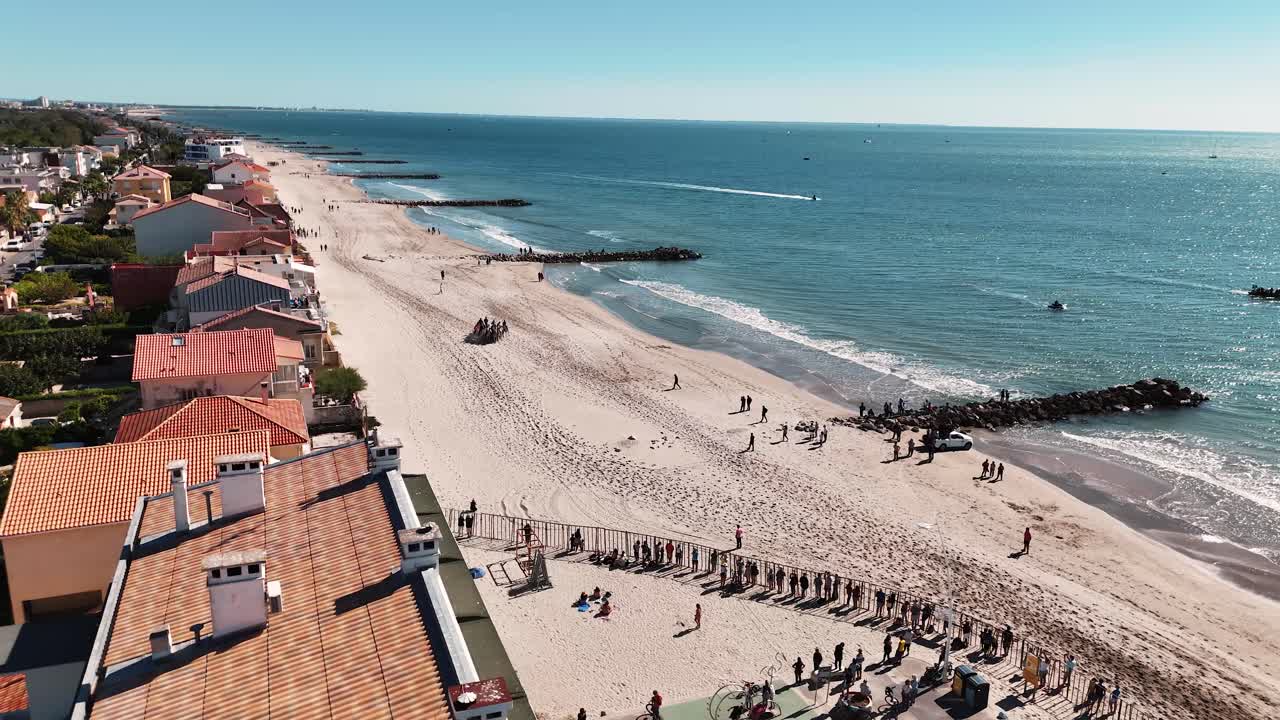 vista aérea de palavas-les-flots com multidões de feria na praia