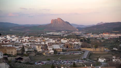 Berühmter-Liebhaberfelsen-In-Antequera,-Spanien-Bei-Sonnenuntergang-Mit-Dorflandschaft