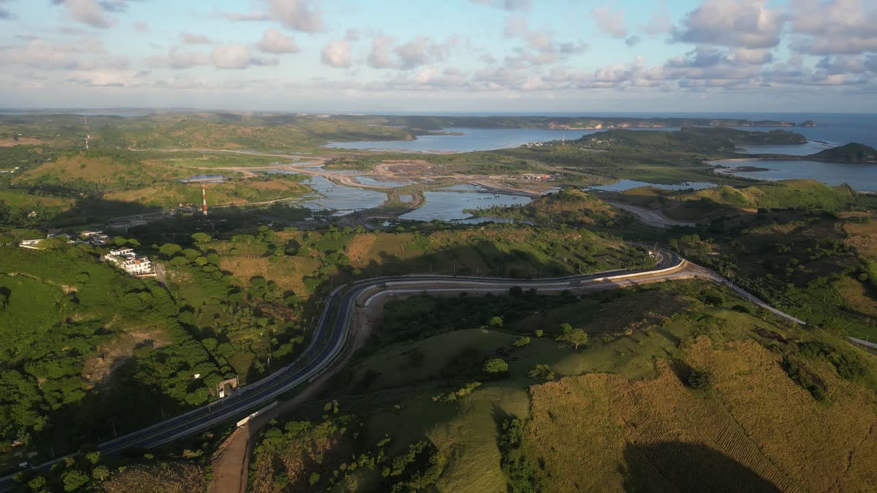 인도네시아 롬보크 에서 해가 지는 동안 작은 섬 들 과 긴 도로 들 이 있는 바다 풍경