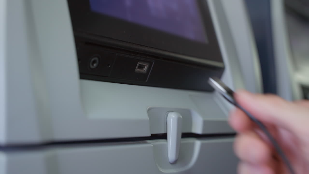 cerrar en el puerto usb hombre sostener el cable tratando de conectarse pero está frustrado ya que no se enchufa