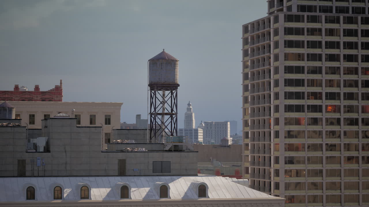 torre de agua en la parte superior de un edificio en una ciudad