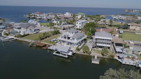 4K-Drohnenvideo-Von-Häusern-Am-Wasser-An-Kanälen-In-Hudson-Beach-Am-Golf-Von-Mexiko-In-Florida