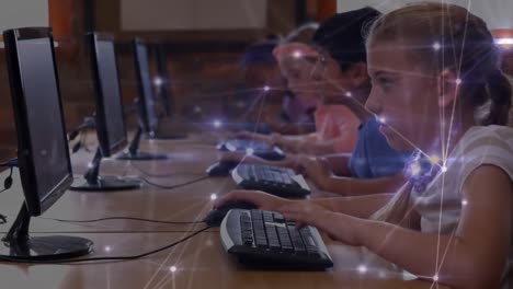 Animation-Eines-Netzwerks-Von-Verbindungen-über-Schulkinder,-Die-Computer-Nutzen