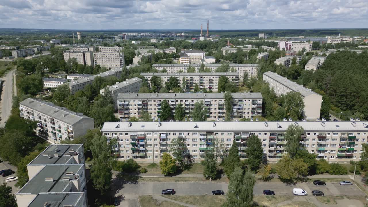 Советские многоквартирные дома и рабочий жилой район при заводе в Прибалтике