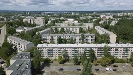 Sowjetische-Wohnblöcke-Und-Ein-Fabrikarbeiter-Wohnviertel-Im-Baltikum