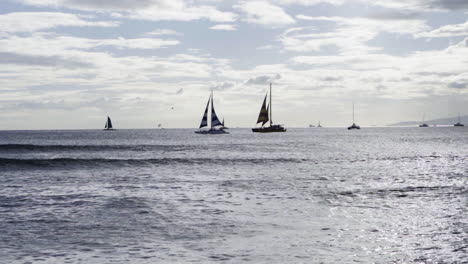 Olas-Y-Barcos-En-El-Mar-De-Waikiki