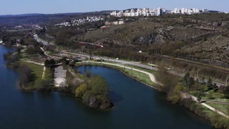 tren en europa cerca del lago
