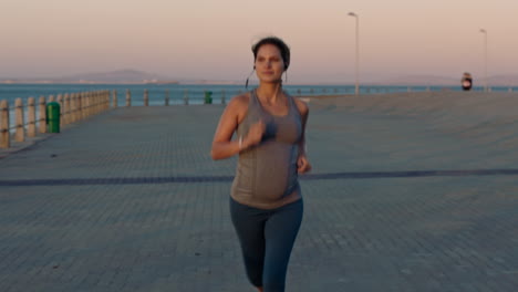 Fitness,-Auriculares-Y-Mujer-Embarazada-Corriendo