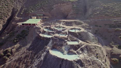turistas en el valle de aguas termales con piscinas minerales al aire libre en termas colina cerca de santiago, chile