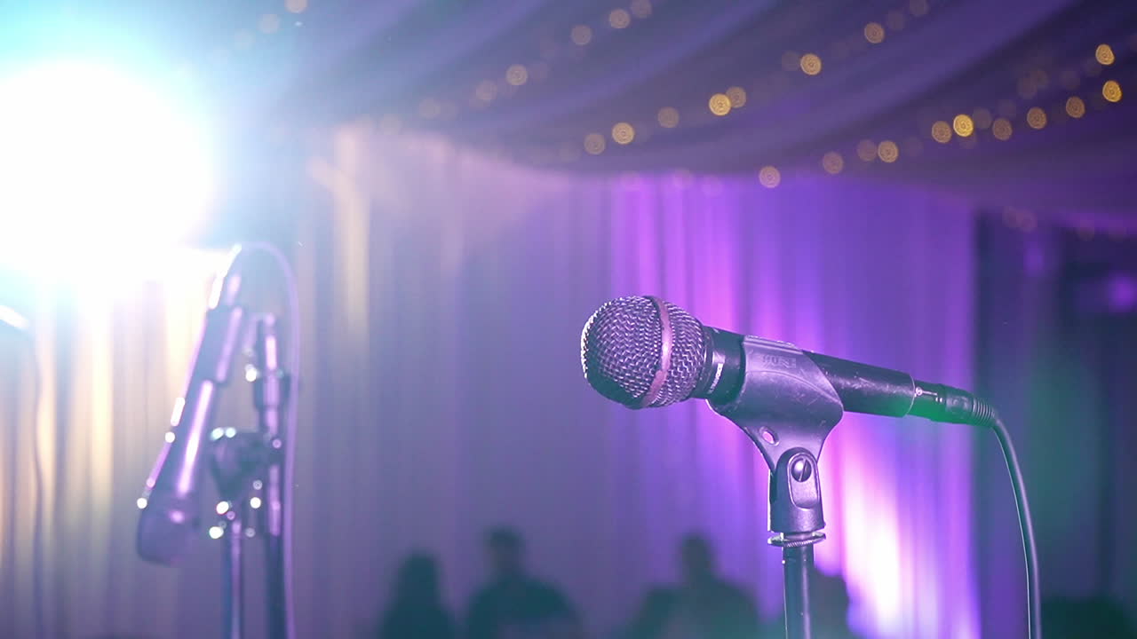 파티 나 음악 쇼 가 시작 되기 를 기다리는 나이트클럽 에서, 강력 한 스포트라이트, 많은 마이크 아래