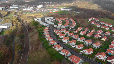 Vista-Aérea-Sobre-La-Zona-Residencial-De-Los-Suburbios-De-Gotemburgo-Por-Ferrocarril,-Día