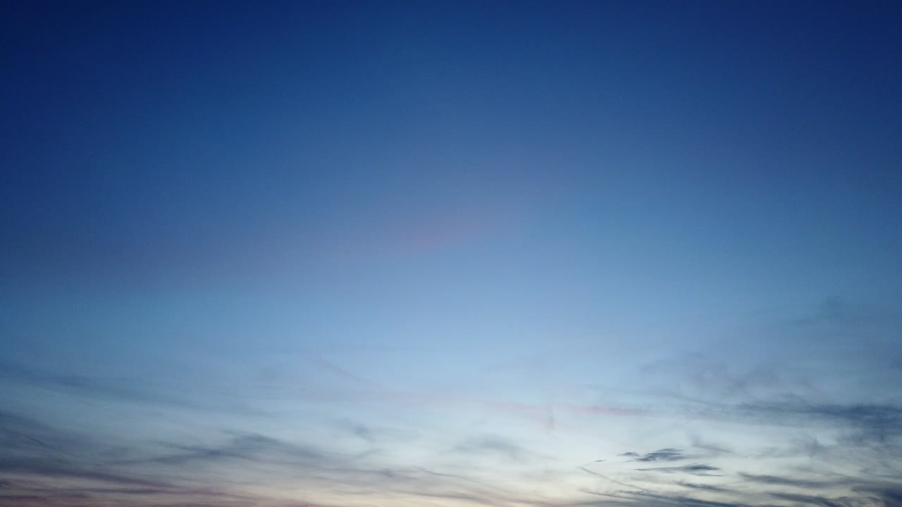 빠르게 움직이는 구름이 있는 황혼의 시간