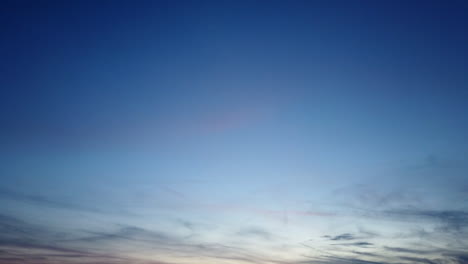 hora del crepúsculo con nubes que se mueven rápidamente
