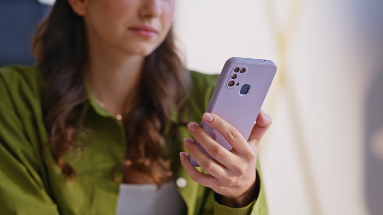 mujer con un teléfono inteligente