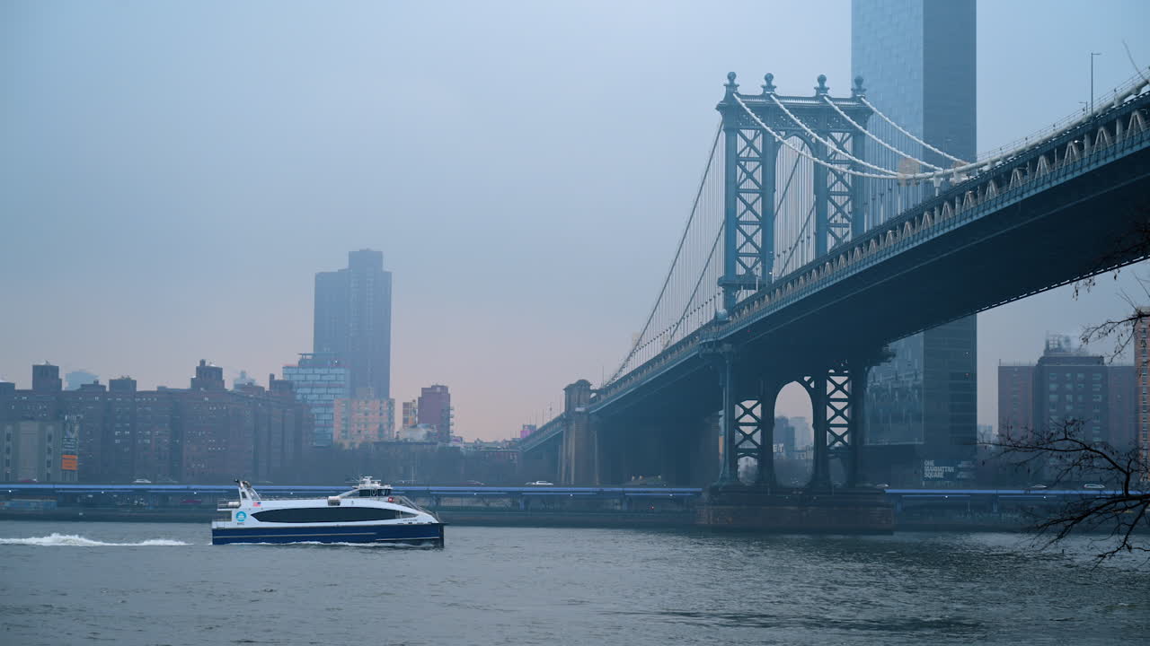 Ponte de Manhattan sobre o East River na névoa. Vista da Ponte de Manhattan da orla de Brooklyn em um dia de inverno com névoa na cidade de Nova York
