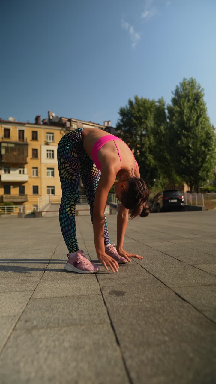 mujer al aire libre haciendo ejercicio y estirándose