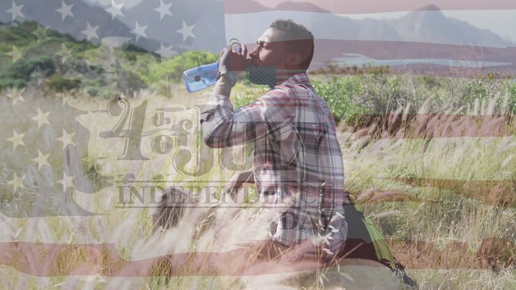 Animazione della bandiera degli Stati Uniti d'America e testo del quattro luglio su un uomo che beve acqua