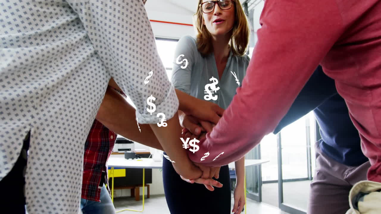 animación del globo con iconos de divisas sobre diversas personas de negocios apilando las manos