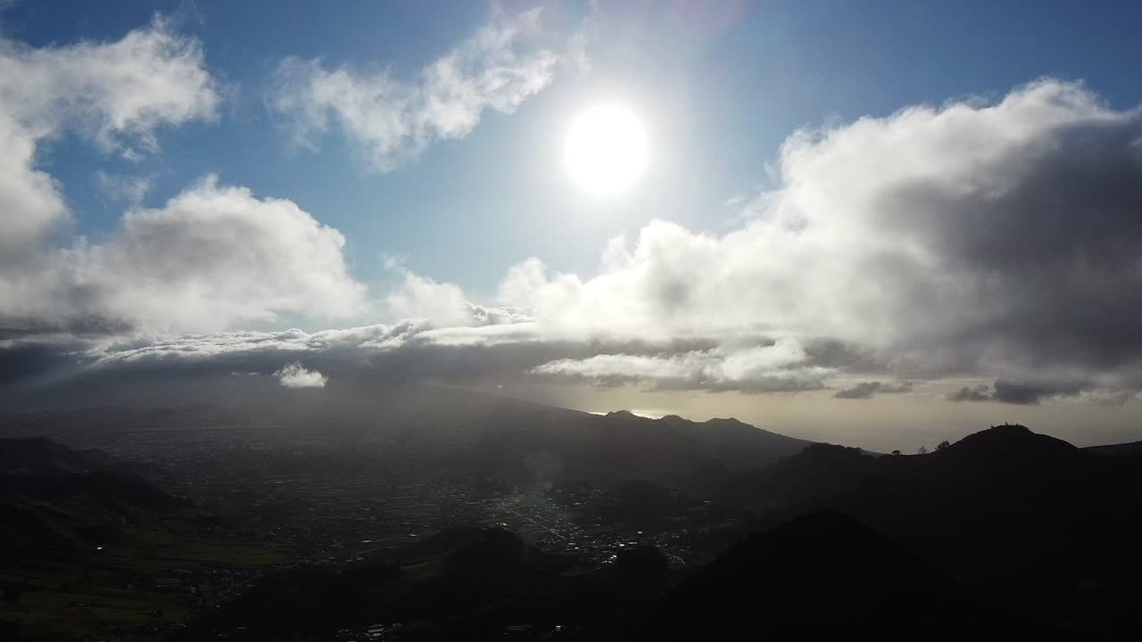 푸른 언덕 위의 구름을 통해 항공 영상. 높은 봉우리 아름다운 아침 해가 뜨는 자연 풍경, 바다 위