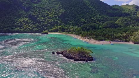 la hermosa playa ermitano y el agua turquesa de la península de samaná en la república dominicana