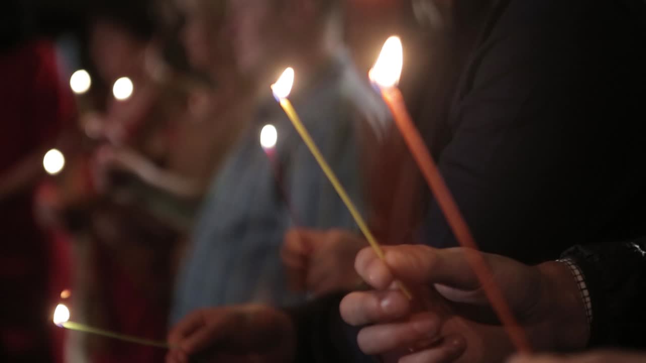 Candele accese in una chiesa