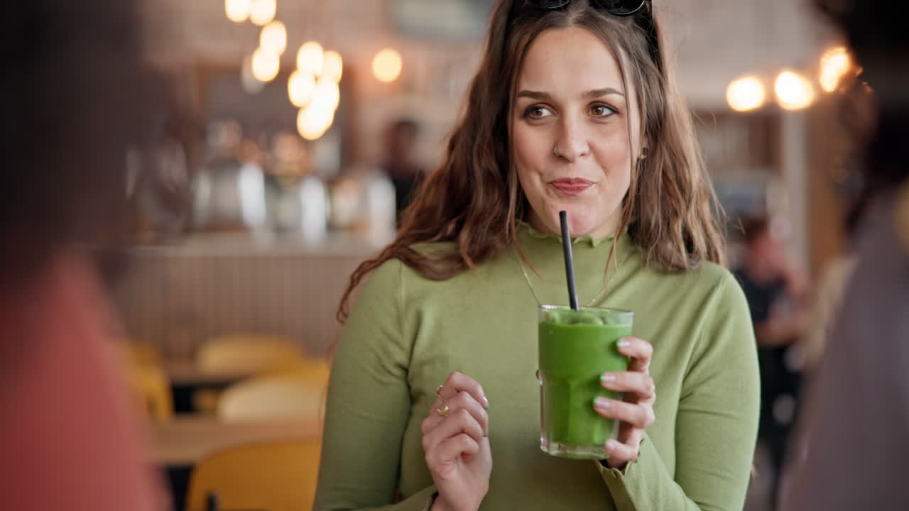 amigas, charla y batido en el café.