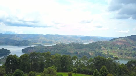 Volando-Hacia-El-Lago-Bunyonyi-En-Uganda-En-Un-Día-Nublado---Disparo-De-Drones