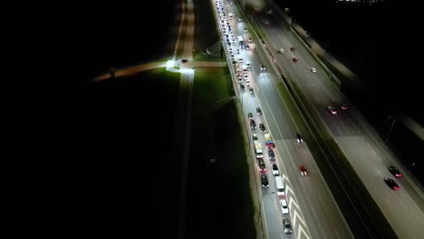 vista directa desde arriba al tráfico por carretera por la noche