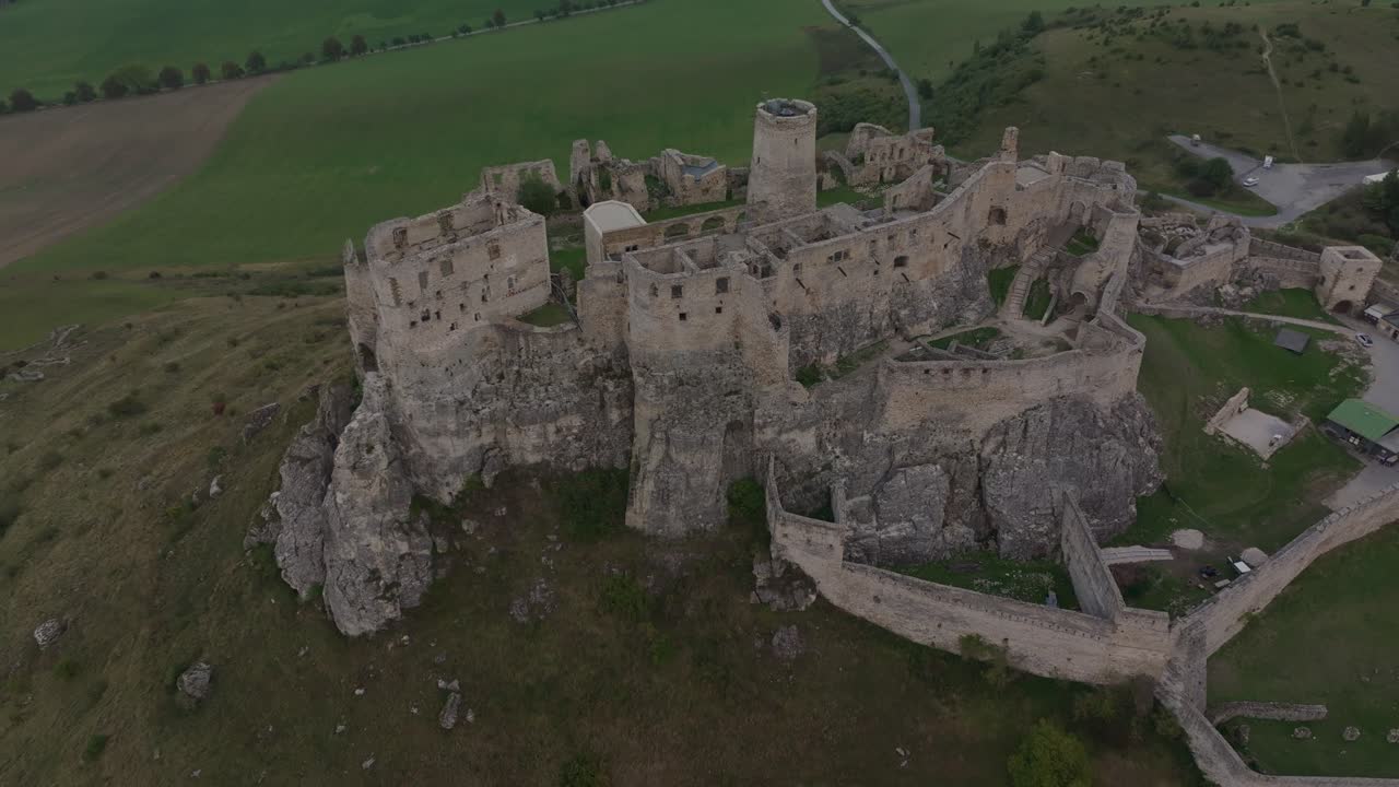 L'alba illumina il Castello di Spis e le verdi colline circostanti, Slovacchia