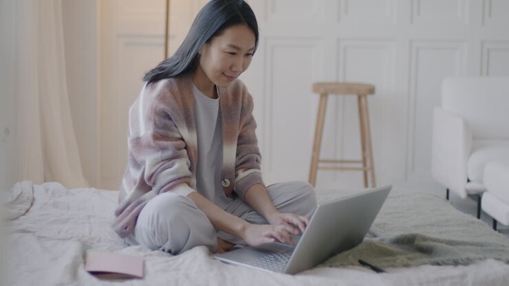 người phụ nữ làm việc tại nhà trên máy tính xách tay