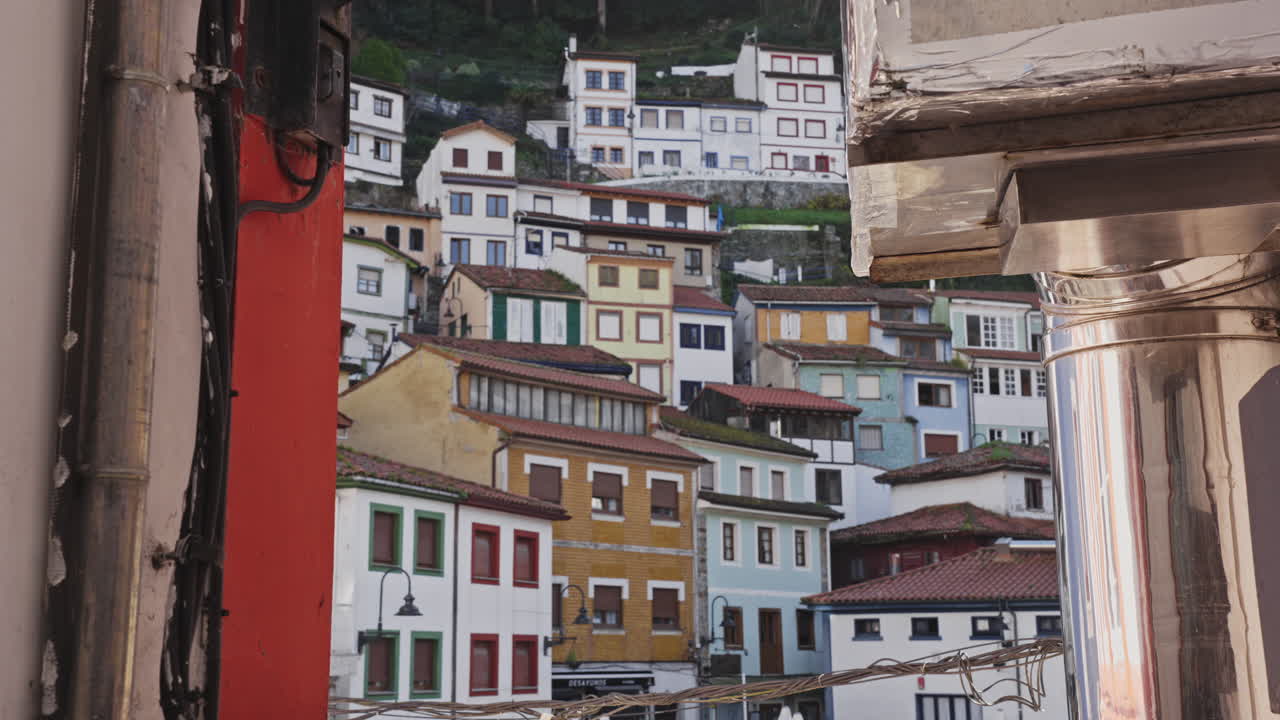 Cudillero, Espanha, destino de viagem na Europa, nas Astúrias, com vista panorâmica de casas de pescadores coloridas.