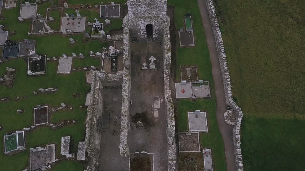 슬레인의 언덕은 전통적으로 성 패트릭이 433년에 타라의 왕인 이교도 왕인 라오이르에 대항하여 처음으로 파스칼 불을 피웠던 장소로 여겨집니다.