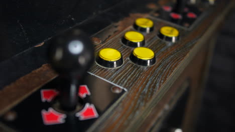 Ein-Vintage-Rostiger-Alter-Arcade-Automat,-Knöpfe-Und-Joystick