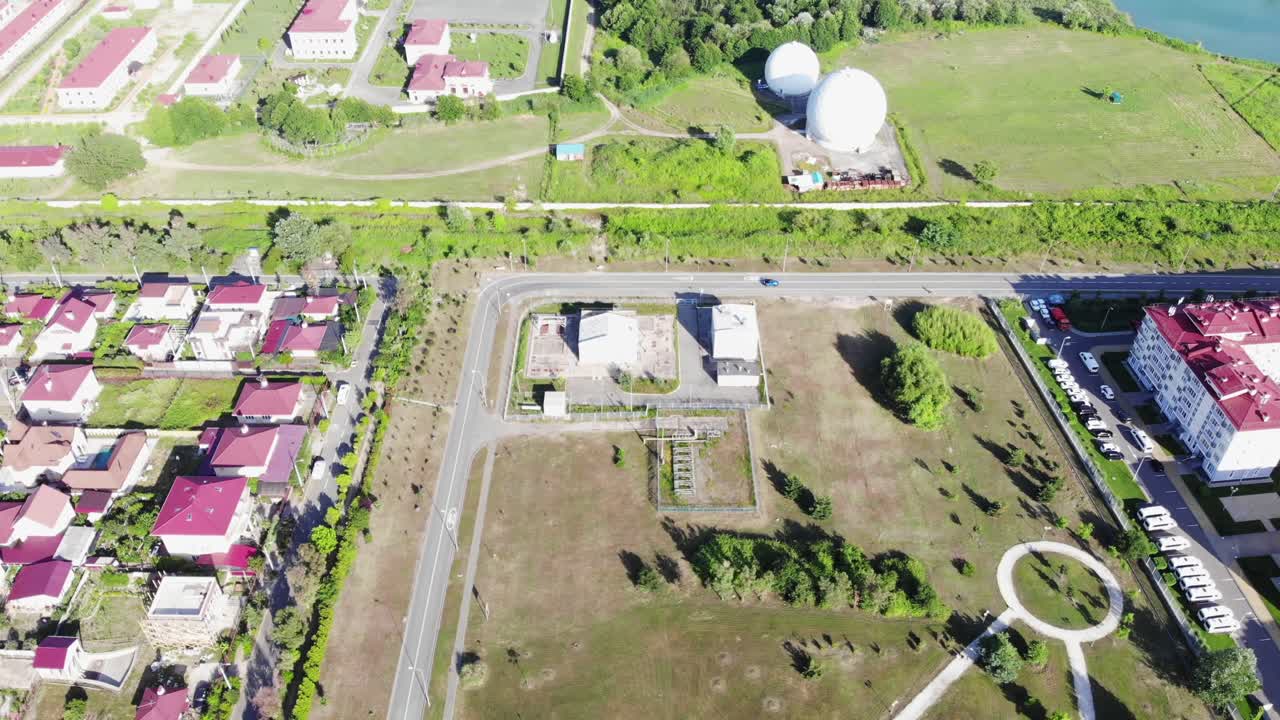 산업 및 군사적 요소 를 가진 교외 주거 지역 의 공중 사진