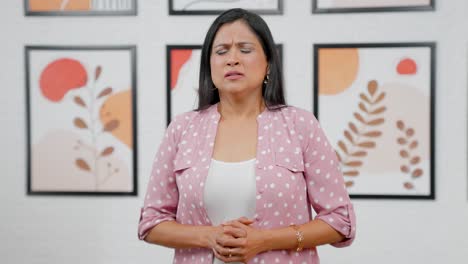 mujer india triste