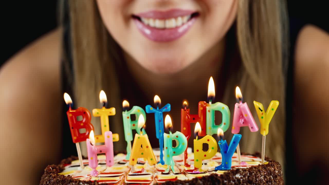 el cumpleañero sopla las velas de un pastel de cumpleaños 1