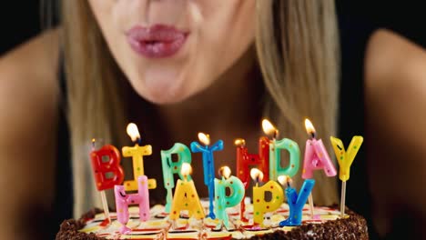 el cumpleañero sopla las velas de un pastel de cumpleaños 1