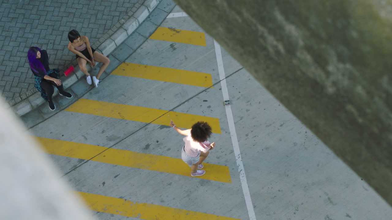 bailarina de estilo libre de moda practicando la coreografía