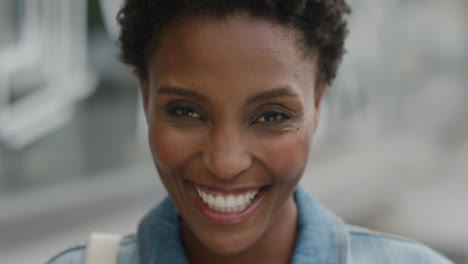 Porträt-Einer-Glücklichen-Afroamerikanischen-Frau,-Die-Draußen-In-Der-Städtischen-Stadtszene-Lächelt