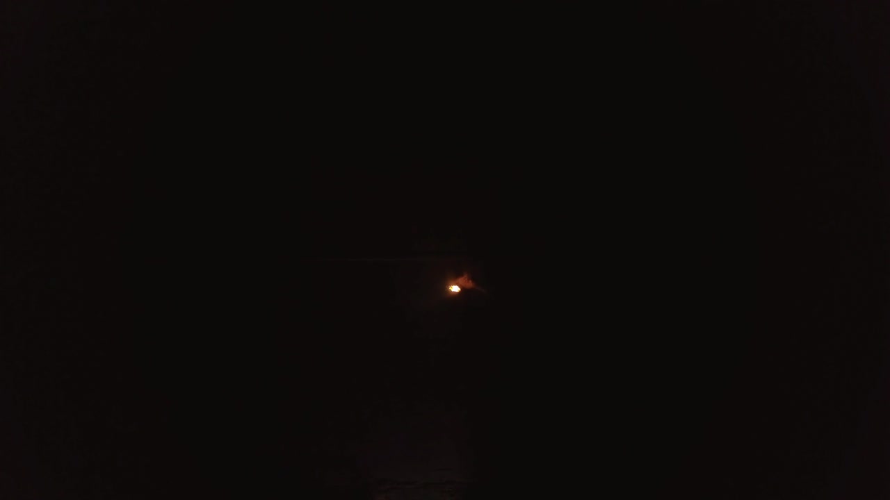 젊은 금발 남성이 불을 여러 번 아내며 불공을 만들고 있습니다.