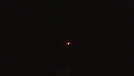 joven macho rubio exhala una gran corriente de fuego varias veces haciendo bolas de fuego vista aérea