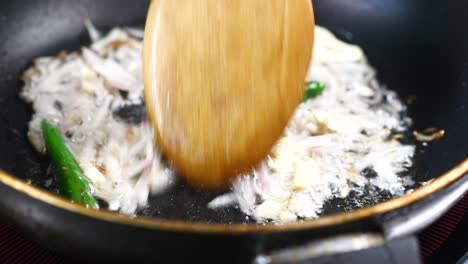 poniendo cebolla en aceite vegetal en la sartén
